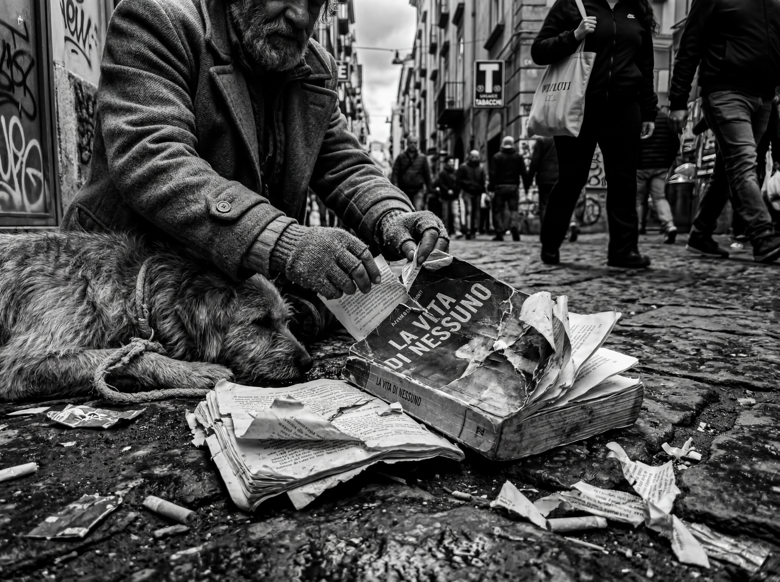 Valentina Barletta — Scrittrice, Artista, Street Photographer la vita di nessuno, tracce metropolitane, Valentina Barletta