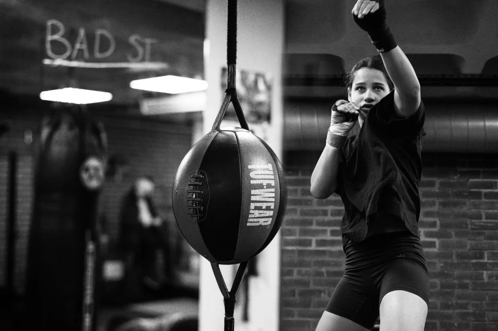 Boxe e scrittura: il primo round di Isabella Moretti VivParsons boxer training at Afewee Boxing Club - Black and white gritty photographs, naturally shot with an authentic atmosphere.
