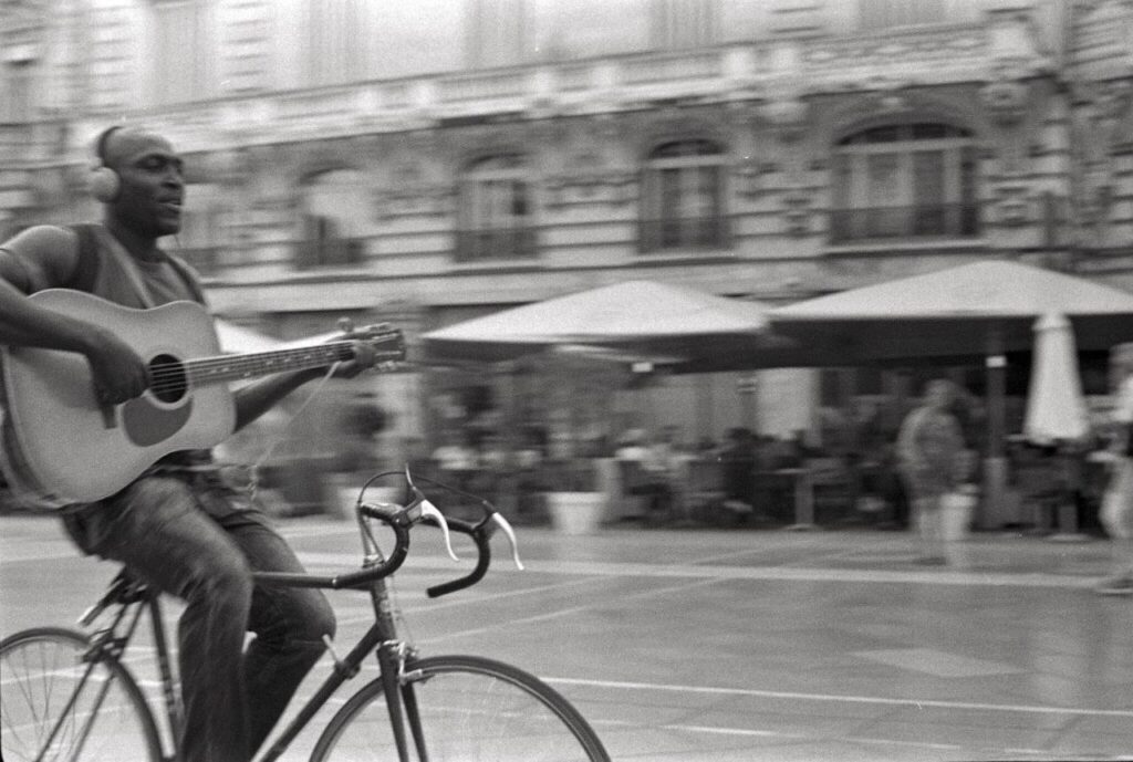 Il mostro Signore in bici con chitarra, Milano
