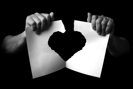 foglio con cuore strappato