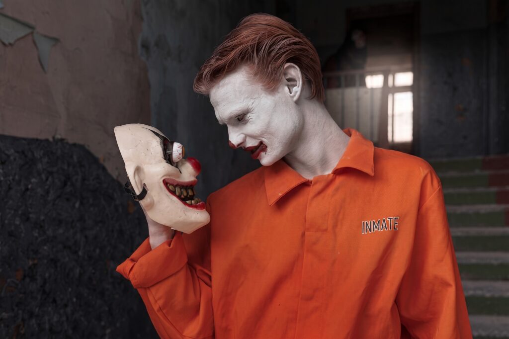 Uomo con maschera da clown