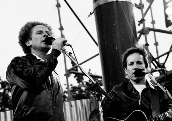 Simon e Grfunkel cantano sul palco